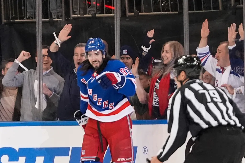 celebrates-scoring-goal-first-period-80572822