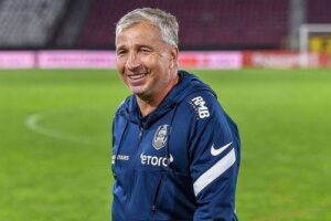 Read more about the article Veste dezamăgitoare: Dan Petrescu a reziliat contractele a cinci jucători de bază din cauza refuzului acestora de a respecta regulile echipei