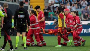 Read more about the article Stella della Roma Evan Ndicka crolla in campo – Tifosi sotto shock mentre lo staff medico accorre in suo aiuto!