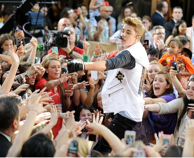 **Justin Bieber Sorprende a sus Fans con un Generoso Sorteo**  La sensación del pop Justin Bieber ha vuelto a demostrar su generosidad al sorprender a sus fans con un sorteo inesperado. El cantante canadiense, conocido por su estrecha relación con sus seguidores, anunció recientemente un evento especial en el que regaló mercancía exclusiva, boletos para conciertos y mensajes personalizados a afortunados fans de todo el mundo.  Bieber recurrió a las redes sociales para compartir los detalles de su sorteo, alentando a los fans a participar expresando su amor y apoyo por su música. Muchos de sus seguidores se mostraron eufóricos por la oportunidad de recibir un regalo personal del superestrella global. Algunos afortunados ganadores recibieron mercancía de edición limitada de Bieber, mientras que otros se emocionaron al obtener boletos gratuitos para sus próximos espectáculos. Algunos incluso tuvieron la oportunidad de recibir mensajes en video del propio cantante, lo que hizo que el sorteo fuera aún más personal y memorable.  Este gesto es otro ejemplo del aprecio de Bieber por sus fans, quienes lo han apoyado a lo largo de su carrera. El cantante tiene un historial de retribución, ya sea a través de obras benéficas, encuentros sorpresa o interacciones en redes sociales. Su último acto de bondad refuerza el fuerte vínculo que comparte con su base de seguidores.  Los fans inundaron las redes sociales con mensajes de agradecimiento, compartiendo su emoción y gratitud. Muchos elogiaron a Bieber por su continua generosidad y la manera en que se mantiene conectado con sus seguidores.  Mientras Bieber sigue trabajando en nueva música y proyectos, sus fans esperan con ansias lo que tiene preparado a continuación. Una cosa es segura: su compromiso de difundir amor y aprecio sigue siendo más fuerte que nunca.**Justin Bieber Sorprende a sus Fans con un Generoso Sorteo**  La sensación del pop Justin Bieber ha vuelto a demostrar su generosidad al sorprender a sus fans con un sorteo inesperado. El cantante canadiense, conocido por su estrecha relación con sus seguidores, anunció recientemente un evento especial en el que regaló mercancía exclusiva, boletos para conciertos y mensajes personalizados a afortunados fans de todo el mundo.  Bieber recurrió a las redes sociales para compartir los detalles de su sorteo, alentando a los fans a participar expresando su amor y apoyo por su música. Muchos de sus seguidores se mostraron eufóricos por la oportunidad de recibir un regalo personal del superestrella global. Algunos afortunados ganadores recibieron mercancía de edición limitada de Bieber, mientras que otros se emocionaron al obtener boletos gratuitos para sus próximos espectáculos. Algunos incluso tuvieron la oportunidad de recibir mensajes en video del propio cantante, lo que hizo que el sorteo fuera aún más personal y memorable.  Este gesto es otro ejemplo del aprecio de Bieber por sus fans, quienes lo han apoyado a lo largo de su carrera. El cantante tiene un historial de retribución, ya sea a través de obras benéficas, encuentros sorpresa o interacciones en redes sociales. Su último acto de bondad refuerza el fuerte vínculo que comparte con su base de seguidores.  Los fans inundaron las redes sociales con mensajes de agradecimiento, compartiendo su emoción y gratitud. Muchos elogiaron a Bieber por su continua generosidad y la manera en que se mantiene conectado con sus seguidores.  Mientras Bieber sigue trabajando en nueva música y proyectos, sus fans esperan con ansias lo que tiene preparado a continuación. Una cosa es segura: su compromiso de difundir amor y aprecio sigue siendo más fuerte que nunca.**Justin Bieber Sorprende a sus Fans con un Generoso Sorteo**  La sensación del pop Justin Bieber ha vuelto a demostrar su generosidad al sorprender a sus fans con un sorteo inesperado. El cantante canadiense, conocido por su estrecha relación con sus seguidores, anunció recientemente un evento especial en el que regaló mercancía exclusiva, boletos para conciertos y mensajes personalizados a afortunados fans de todo el mundo.  Bieber recurrió a las redes sociales para compartir los detalles de su sorteo, alentando a los fans a participar expresando su amor y apoyo por su música. Muchos de sus seguidores se mostraron eufóricos por la oportunidad de recibir un regalo personal del superestrella global. Algunos afortunados ganadores recibieron mercancía de edición limitada de Bieber, mientras que otros se emocionaron al obtener boletos gratuitos para sus próximos espectáculos. Algunos incluso tuvieron la oportunidad de recibir mensajes en video del propio cantante, lo que hizo que el sorteo fuera aún más personal y memorable.  Este gesto es otro ejemplo del aprecio de Bieber por sus fans, quienes lo han apoyado a lo largo de su carrera. El cantante tiene un historial de retribución, ya sea a través de obras benéficas, encuentros sorpresa o interacciones en redes sociales. Su último acto de bondad refuerza el fuerte vínculo que comparte con su base de seguidores.  Los fans inundaron las redes sociales con mensajes de agradecimiento, compartiendo su emoción y gratitud. Muchos elogiaron a Bieber por su continua generosidad y la manera en que se mantiene conectado con sus seguidores.  Mientras Bieber sigue trabajando en nueva música y proyectos, sus fans esperan con ansias lo que tiene preparado a continuación. Una cosa es segura: su compromiso de difundir amor y aprecio sigue siendo más fuerte que nunca.