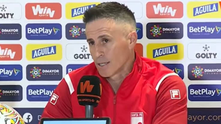 You are currently viewing NOTICIA IMPACTANTE: El entrenador de Independiente Santa Fe, Pablo Peirano, anuncia la llegada de un delantero estrella como reemplazo de un jugador clave involucrado en un accidente…