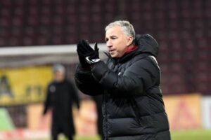 Read more about the article Veste tristă: Dan Petrescu, antrenorul echipei CFR Cluj, și-a anunțat demisia în urmă cu câteva minute din cauza…