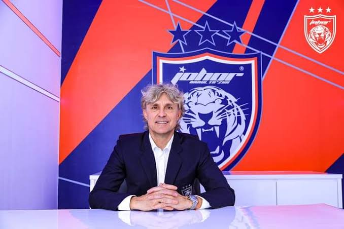 You are currently viewing BERITA MENGEJUTKAN: Jurulatih Johor Darul Ta’zim F.C, Héctor Bidoglio, mengumumkan ketibaan penyerang bintang sebagai pengganti pemain utama yang terlibat dalam kemalangan…