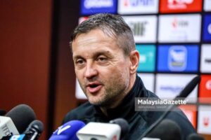 Read more about the article BERITA MENGEJUTKAN: Jurulatih Terengganu FC, Tomislav Steinbrückner, mengumumkan ketibaan seorang penyerang bintang sebagai pengganti pemain utama yang terlibat dalam kemalangan…