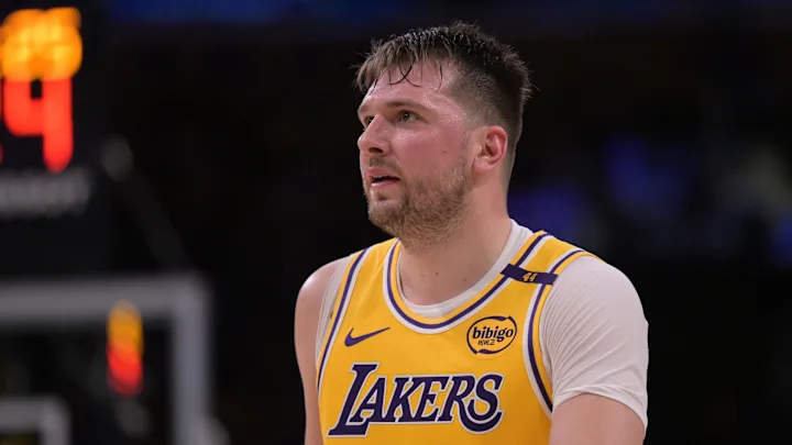 You are currently viewing Luka Dončić, z veliko žalostjo zaradi njegovega odhoda, je prekinil pogodbo z Los Angeles Lakers in podpisal triletno pogodbo z…