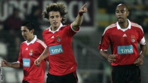 Read more about the article **Para Sempre em Nossos Corações: Fãs e Benfica CF Lamentam a Morte da Ex-Lenda e Jogador David Luiz, que Faleceu Como Resultado de…**