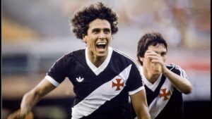 Read more about the article Com grande tristeza, nos despedimos: Uma figura lendária, ele é o maior artilheiro de todos os tempos do Vasco da Gama, tendo marcado 698 gols com a camisa do clube, faleceu devido a…