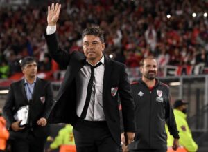 Read more about the article Con gran tristeza, anunciamos que el entrenador del Club Atlético River Plate FC, Marcelo Gallardo, ha rescindido su contrato con el club y ha firmado un acuerdo por tres años con un nuevo empleador.