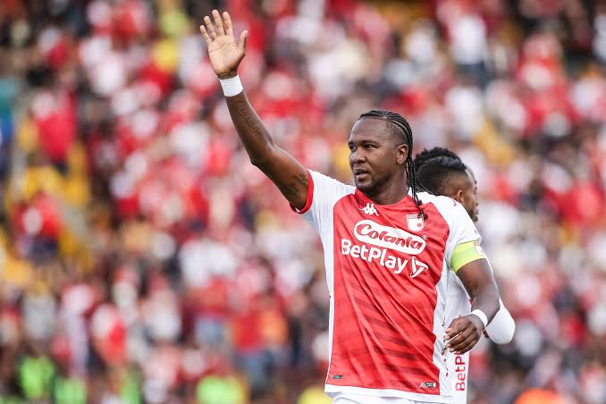 You are currently viewing Hugo Rodallega, con tristeza por su partida, ha rescindido su contrato con Independiente Santa Fe y ha firmado un contrato de tres años con Club Atlético Independiente.