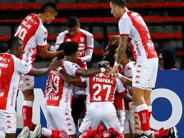 Read more about the article ¡Grandes noticias! Los jugadores de Independiente Santa Fe celebran al reunirse con su exdelantero.