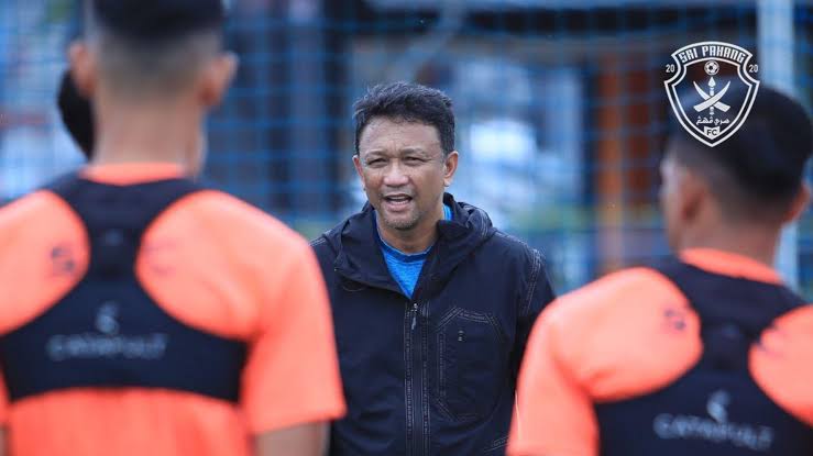 Read more about the article TERKINI: Jurulatih Sri Pahang FC, Fandi Ahmad, memperkenalkan dua penyerang utama bagi menggantikan pemain utama yang cedera dalam kemalangan jalan raya.