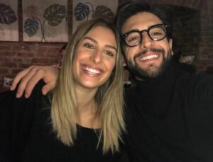 Read more about the article Cuore intriso di amore: Piero Barone e la deliziosa futura sposa Valentina Allegri sono entusiasti di annunciare il loro matrimonio il…