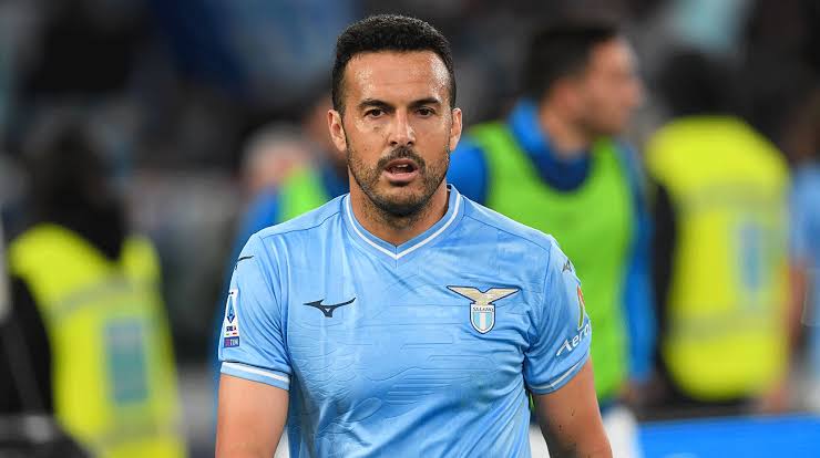 Accordo trovato: Pedro rompe il silenzio annunciando che la prossima stagione vestirà la maglia della S.S. Lazio……. Ha firmato un contratto faraonico da…….
