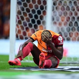 Cuori colmi di tristezza: Victor Osimhen, stella del Napoli in prestito al Galatasaray, coinvolto in un grave incidente stradale – è in coma