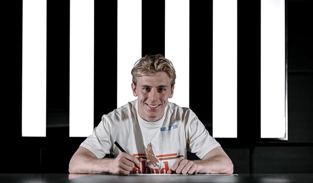 „BREAKING NEWS: Mika Biereth schockiert die Fußballwelt mit einem monumentalen Wechsel, als er einen bahnbrechenden Vertrag über 16,78 Millionen Euro mit SK Sturm Graz unterzeichnet und seinen Status als eines der heißesten Fußballtalente Europas untermauert…………..