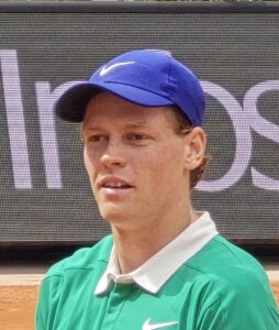 Jannik_Sinner_vs_Richard_Gasquet,_2025_Roland_Garros,_2025-05-29_(1319)_(Jannik_Sinner) (1)