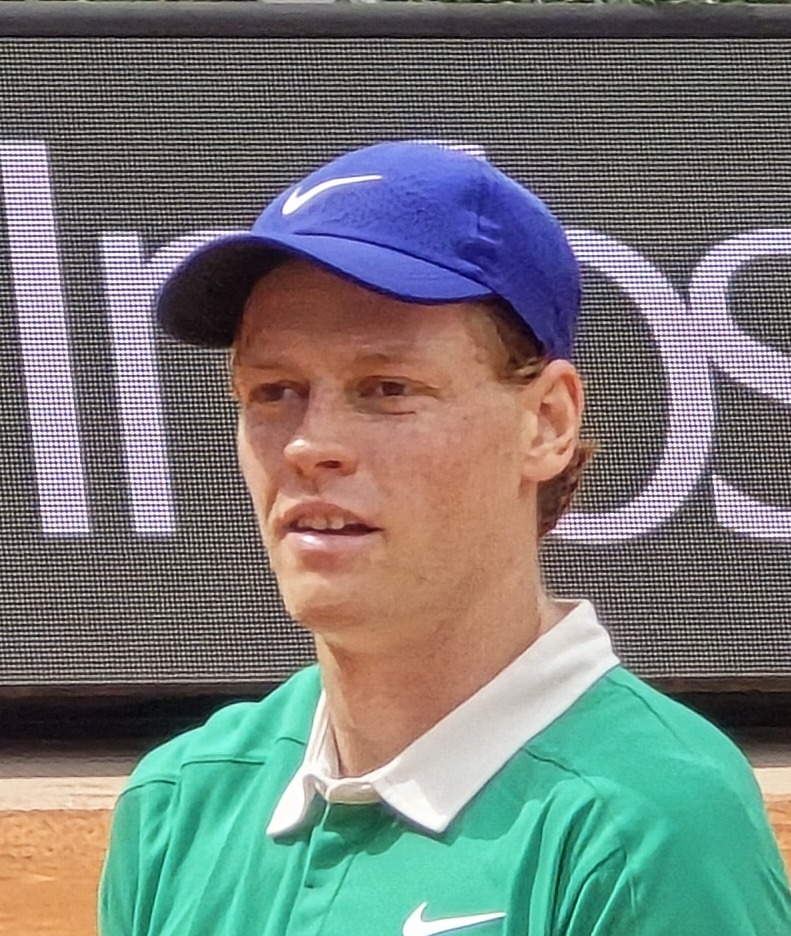 Jannik_Sinner_vs_Richard_Gasquet,_2025_Roland_Garros,_2025-05-29_(1319)_(Jannik_Sinner) (1)