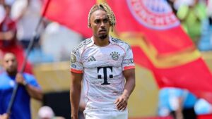 Eilmeldung: FC-Bayern-Verantwortlicher bestätigt – Sacha Boey bleibt zwei Wochen auf der Bank