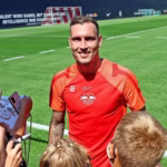 Eilmeldung: FC-Bayern-Verantwortlicher bestätigt – Sacha Boey bleibt zwei Wochen auf der Bank