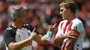 1. FC Köln in Aufruhr: Trainer Lukas Kwasniok denkt über Kapitänswechsel nach – Timo Hübers unter Beobachtung